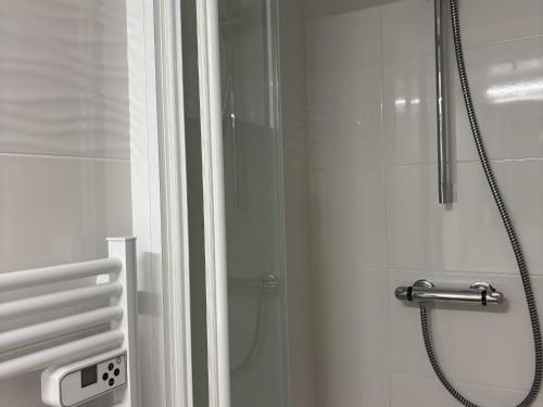 une salle de bain avec une douche avec une porte vitrée dans l'établissement Maison 2 chambres à Biscarrosse Plage, à deux pas de la mer, avec terrasse, parking et ménage inclus - FR-1-319-438, à Biscarrosse