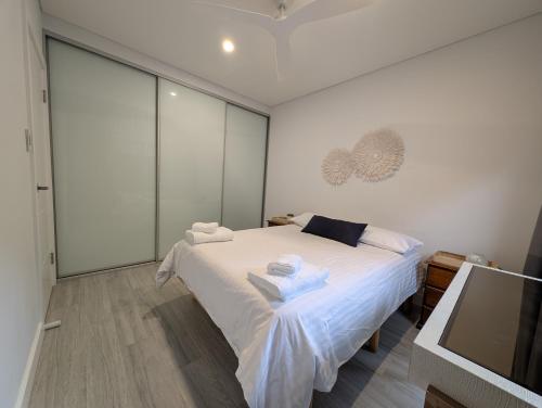 Postel nebo postele na pokoji v ubytování 2 bedroom apartment with Garden views in Sydney
