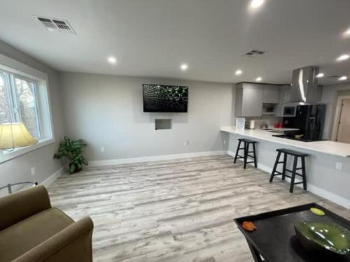 Kuchyň nebo kuchyňský kout v ubytování A brand new modern 2 bedroom upstairs apartment