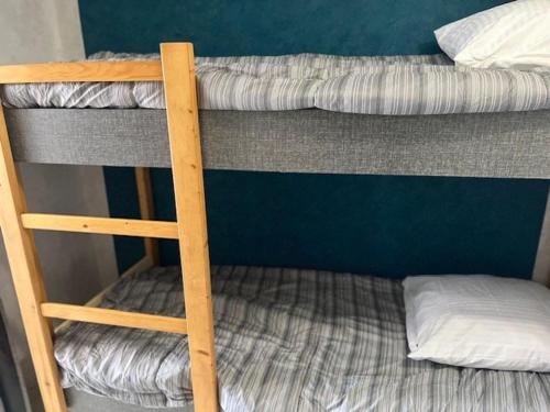 quelques lits superposés dans une chambre dans l'établissement Studio cabine rénové 4 personnes avec animaux admis - FR-1-749-104, au Cap d'Agde