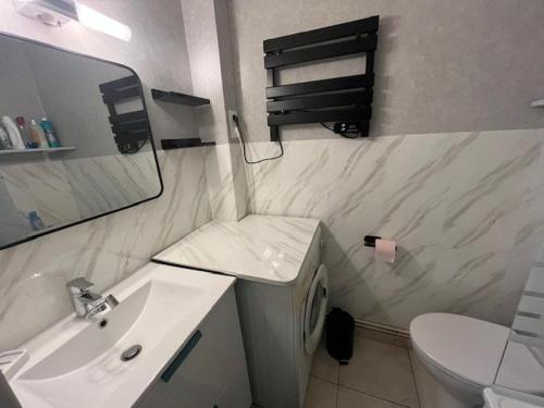 une salle de bain blanche avec un lavabo et des toilettes dans l'établissement Studio cabine rénové 4 personnes avec animaux admis - FR-1-749-104, au Cap d'Agde