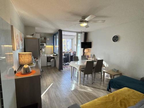 un salon avec une table et une salle à manger dans l'établissement Confortable T2 au Cap d'Agde avec WiFi et parking, animaux acceptés - FR-1-749-103, au Cap d'Agde