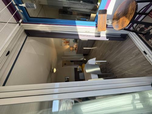 - une vue sur un escalier dans un bâtiment dans l'établissement Confortable T2 au Cap d'Agde avec WiFi et parking, animaux acceptés - FR-1-749-103, au Cap d'Agde