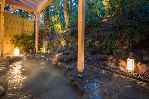 a hot spring in a garden with lights at Hakone Kowakien Miyamafurin in Hakone