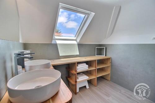 une salle de bain avec un grand lavabo et une fenêtre dans l'établissement Roz vallee 3, à Perros-Guirec