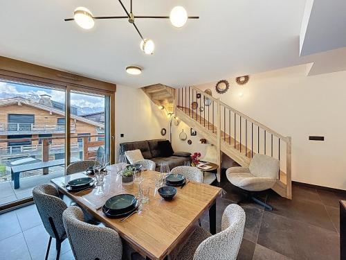 une salle à manger avec une table et des chaises dans l'établissement Appartement neuf 2 chambres près des pistes à Combloux avec parking - FR-1-560-158, à Combloux