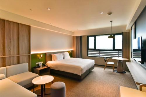 Μια τηλεόραση ή/και κέντρο ψυχαγωγίας στο Holiday Inn Taoyuan Airport by IHG