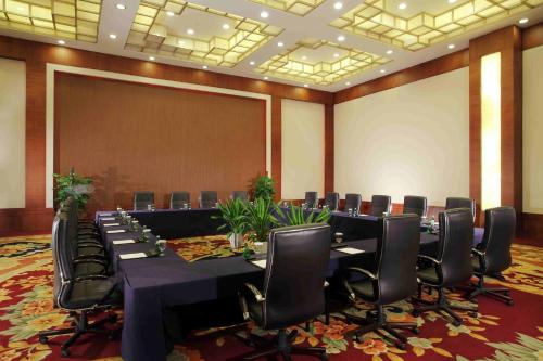 a large conference room with a long table and chairs at Holiday Inn Chengdu Century City-EastTower in Chengdu