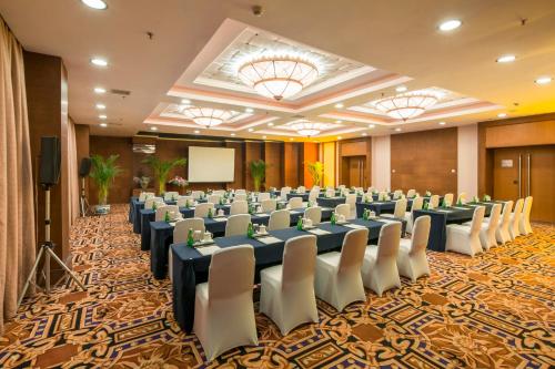 a large banquet hall with rows of tables and chairs at Holiday Inn Chengdu Century City-EastTower in Chengdu