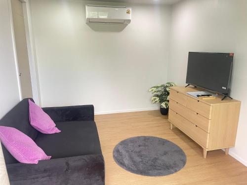 Televisyen dan/atau pusat hiburan di BAN SUAN KRATOM CAFE AND RESORT
