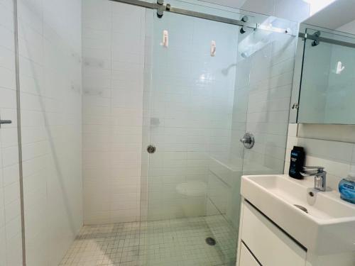 un bagno con doccia e lavandino di The Upper West Side a New York