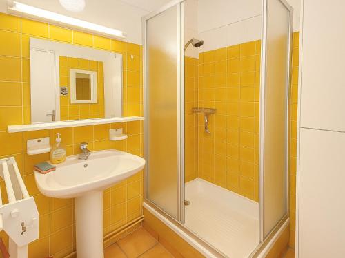 Ένα μπάνιο στο Pavillon Climatisé avec Piscine et Terrasse en Soleil, Proche Plage et Village - 2 Chambres + Mezzanine - FR-1-732-46