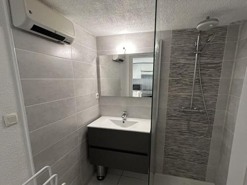 une salle de bain avec un lavabo et une douche dans l'établissement Pavillon lumineux climatisé à 800m de la plage avec loggia et terrasse - 5 couchages - FR-1-732-16, à Argelès-sur-Mer
