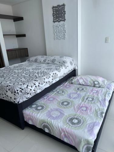 a bedroom with two beds in a room at Apartamento Ricaurte hermosa vista in Ricaurte