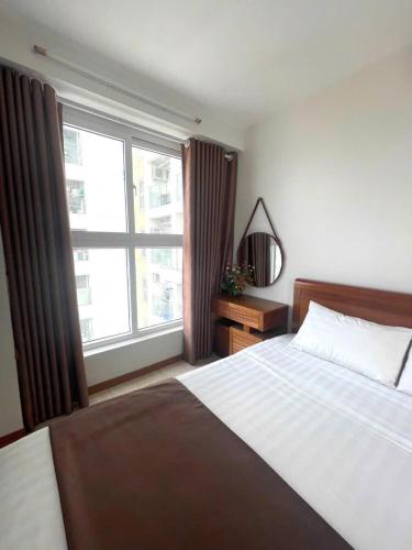Un dormitorio con una cama y una ventana grande en Newlife Hạ Long -Homestay, en Ha Long