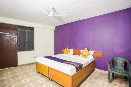 Un ou plusieurs lits dans un hébergement de l'établissement SPOT ON Hotel Harry's 1 Near Select Citywalk Mall