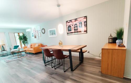 Ruang duduk di Modern Stay in Mont-Tremblant with Free Parking & Free WiFi Access