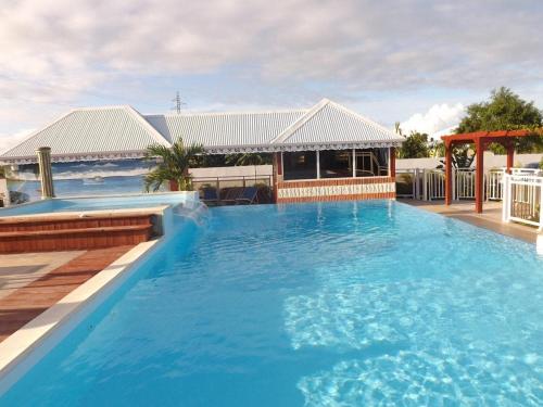 Bazén v ubytování Gîte Pointe des châteaux piscine commune nebo v jeho okolí