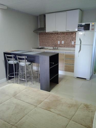 Η κουζίνα ή μικρή κουζίνα στο Lindo JK para 2 pessoas com garagem wifi e ar condicionado