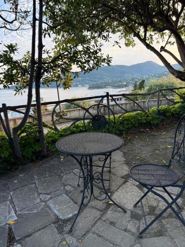 a table and two chairs with a view of the water at WELCOME RIVIERA Nautilus 11- vista mare-posto macchina individuale-ONLY ONE CAR-piscina condominiale-attrezzatissimo in Rapallo