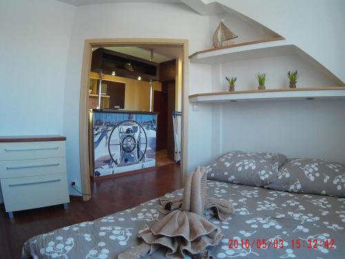 - une chambre avec un lit et une télévision à écran plat dans l'établissement Apartament Koja, à Mrągowo