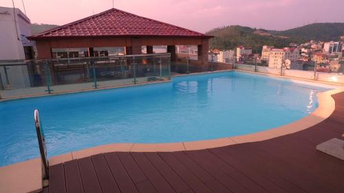 - une grande piscine bleue au-dessus d'un bâtiment dans l'établissement Golden Halong Hotel, à Hạ Long