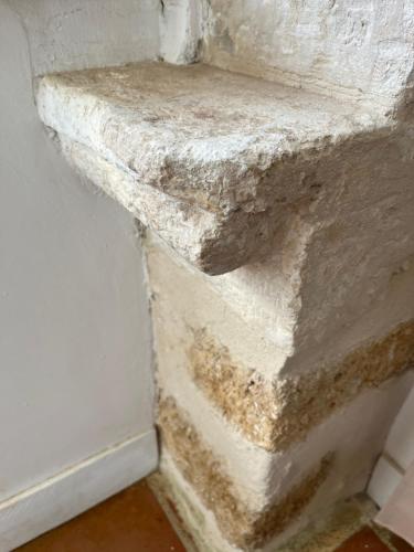 a corner of a wall that is covered in dirt at Mater Familias Oasis in Siracusa