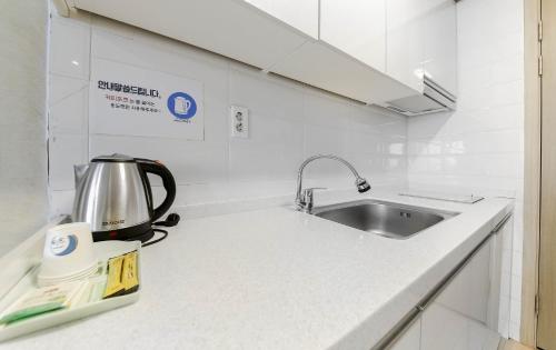 Kuchyň nebo kuchyňský kout v ubytování Joy Hotel