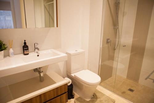 The Loft 3BDR, City Centre, Family-Friendly, King Bed, Massage Chair, Parking في كانبرا: حمام مع مرحاض ومغسلة ودش