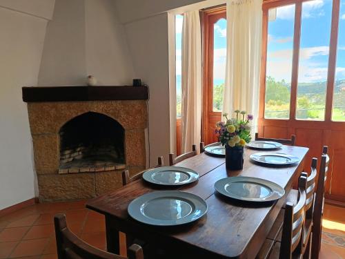 een eettafel met stoelen en een open haard bij Hermoso Apartamento Faros de la Villa a 4 calles de la Plaza in Villa de Leyva