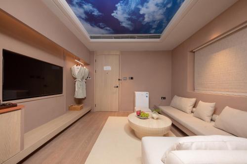 TV a/nebo společenská místnost v ubytování Zhangjiajie Qishi Li Cave Homestay