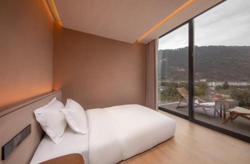 Postel nebo postele na pokoji v ubytování Zhangjiajie Qishi Li Cave Homestay