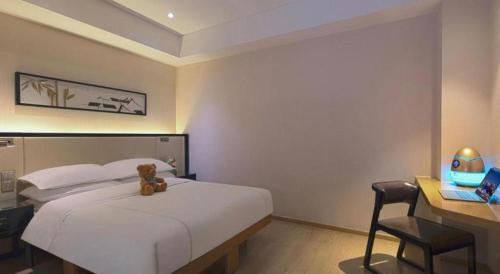 Ένα ή περισσότερα κρεβάτια σε δωμάτιο στο The Hotel V Nanjing Confucius Temple