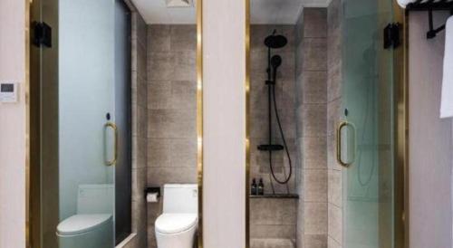 a bathroom with a shower and a toilet and a sink at GEM Hotel Changzhou Xuejia'aoyuan North High-Speed Railway Station in Changzhou
