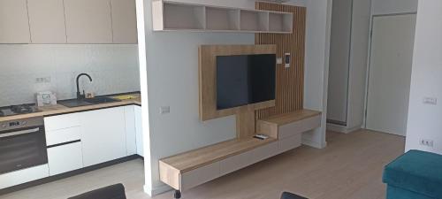 eine Küche mit einem Flachbild-TV in einem Zimmer in der Unterkunft MARIA Sea View Lake ON in Mamaia