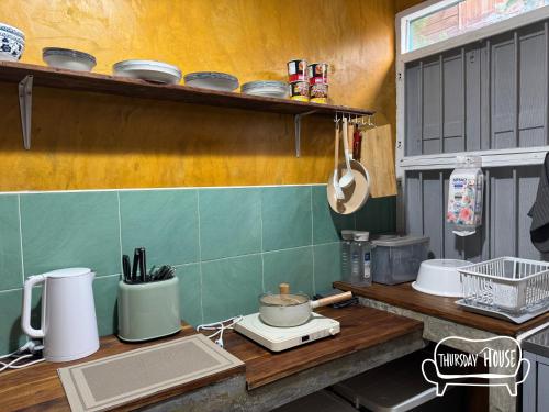 Kuchyň nebo kuchyňský kout v ubytování Thursday House Great for work and rest near city and nature
