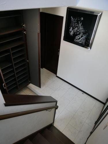 a kitchen with an open cabinet and a staircase at 京都観光に最適 ペットok 名神東インターから1分 3LDK無料駐車場付 京都駅から1駅 山科駅周辺 蹴上インクラインまで10分 in Kyoto