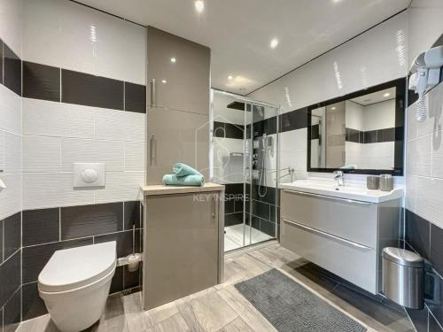 une salle de bain avec toilettes, lavabo et douche dans l'établissement Le Beauséjour, studio with pool, parking, air conditioning, au Cannet
