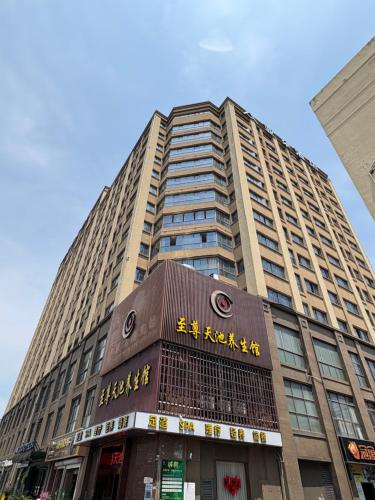 HubinにあるAtour Hotel (Suzhou Wujiang)の前に看板がある高い建物