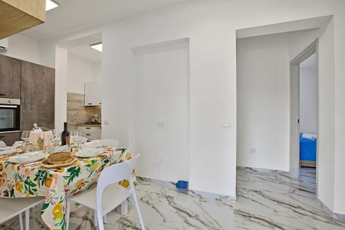 Кухня или мини-кухня в Villa Na' Lu' With Sea View Apartments
