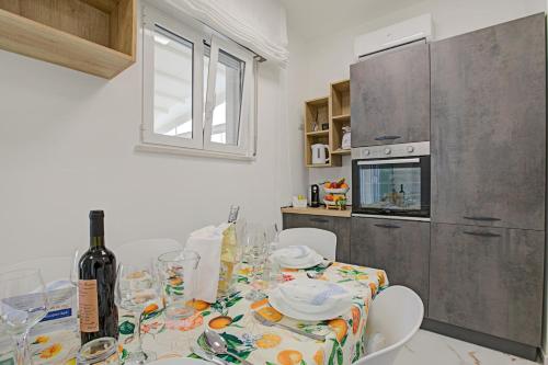 Кухня или мини-кухня в Villa Na' Lu' With Sea View Apartments
