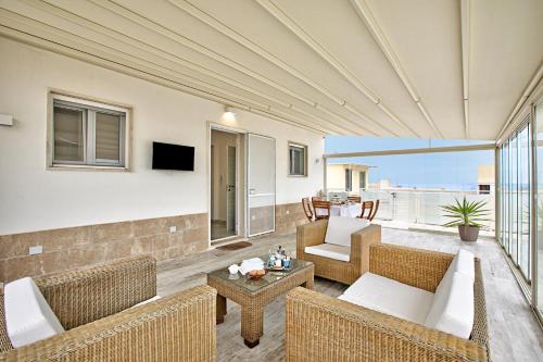 Гостиная зона в Villa Na' Lu' With Sea View Apartments