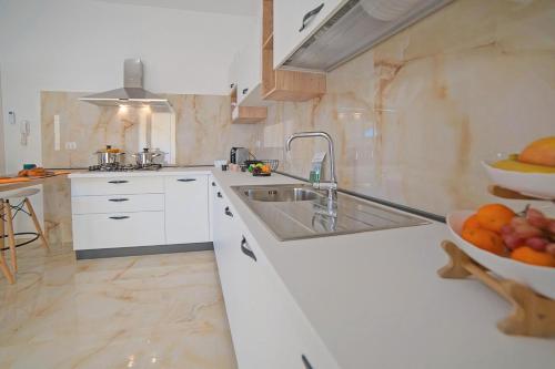 Кухня или мини-кухня в Villa Na' Lu' With Sea View Apartments

