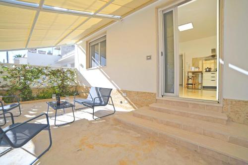Балкон или терраса в Villa Na' Lu' With Sea View Apartments