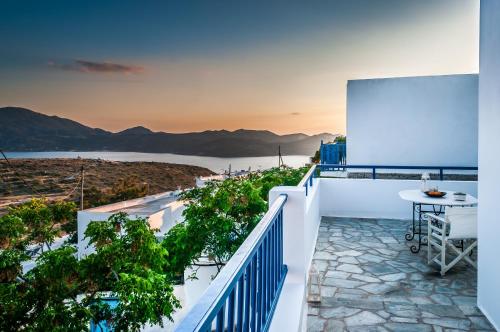 Φωτογραφία από το άλμπουμ του Nearchos House στην Πλάκα Μήλου
