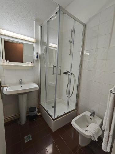 une salle de bain avec une douche, un lavabo et des toilettes dans l'établissement La Route Des Vins, à Belleville-en-Beaujolais