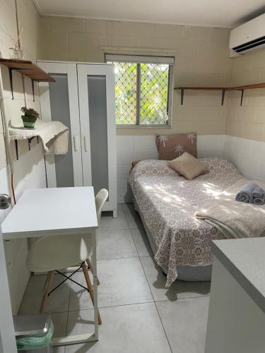 Postel nebo postele na pokoji v ubytování Cosy room tropical garden