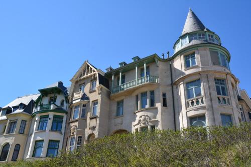 デ・パンネにあるVilla Anitaの塔のある建物