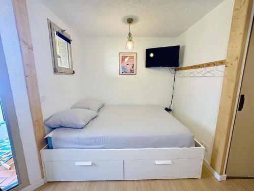 Ένα ή περισσότερα κρεβάτια σε δωμάτιο στο Studio cosy vue mer