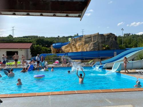 - un groupe de personnes dans une piscine d'un parc aquatique dans l'établissement Magnifique Mobilhome au camping le Chateau de Galaure, à Châteauneuf-de-Galaure